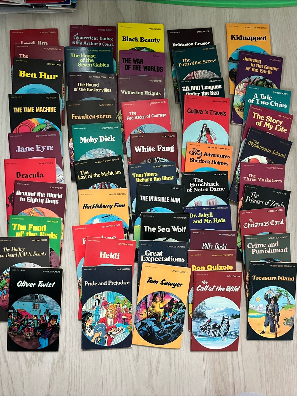 Lot of 50 pocket classic books graphic novels